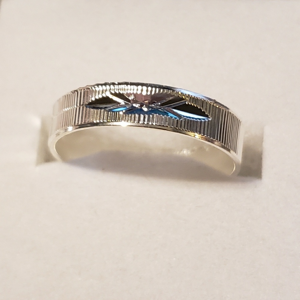 🛍 Silver tone ring